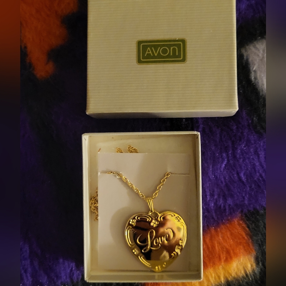 Vintage 1983 Avon Traditional Love Heart Pendant Necklace Gold Tone NIB New
